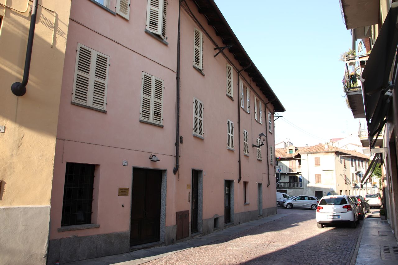 [Residenza e botteghe in Vicolo Pozzo]