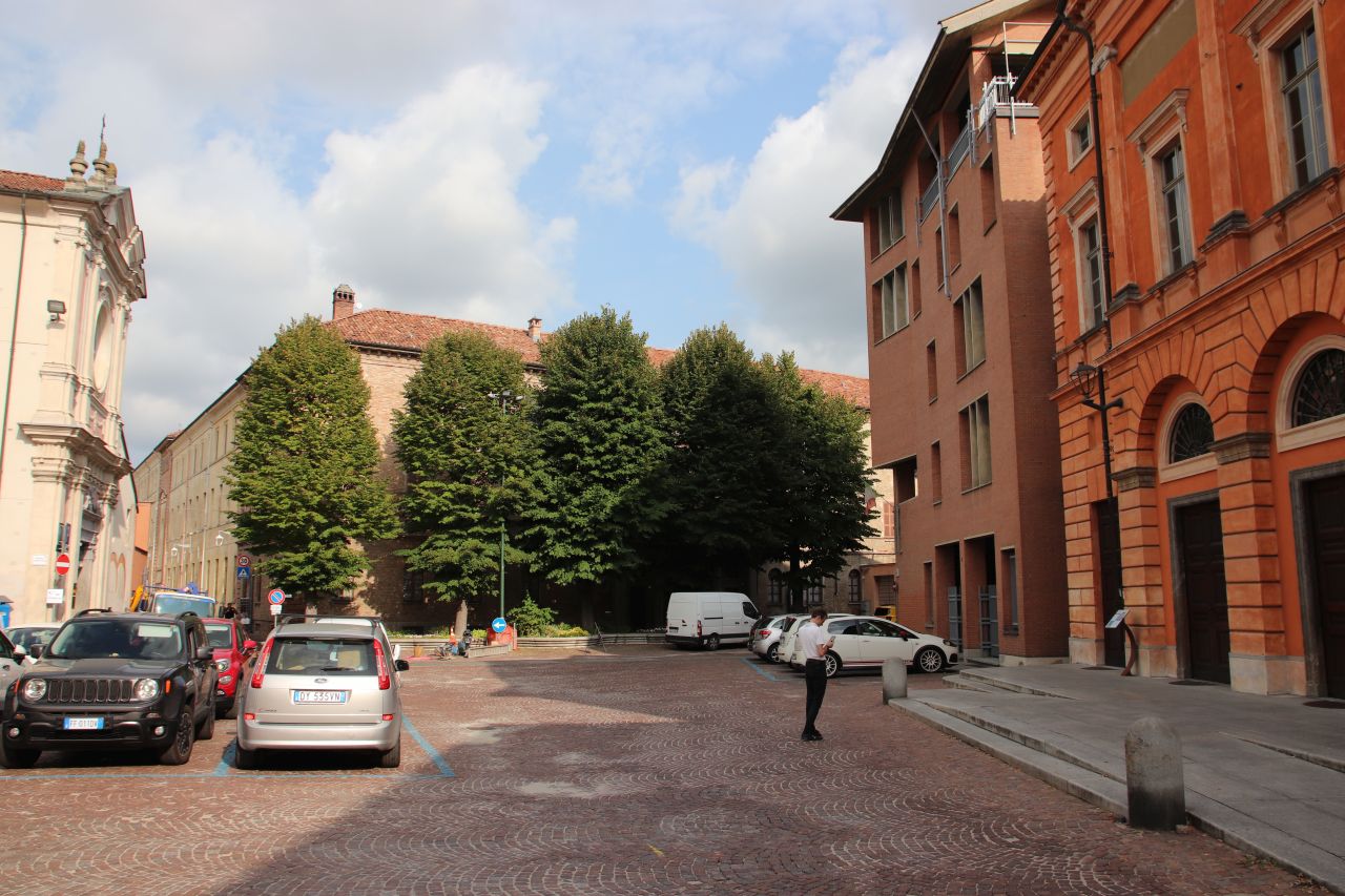 [Seminario in Piazza Vittorio Veneto]