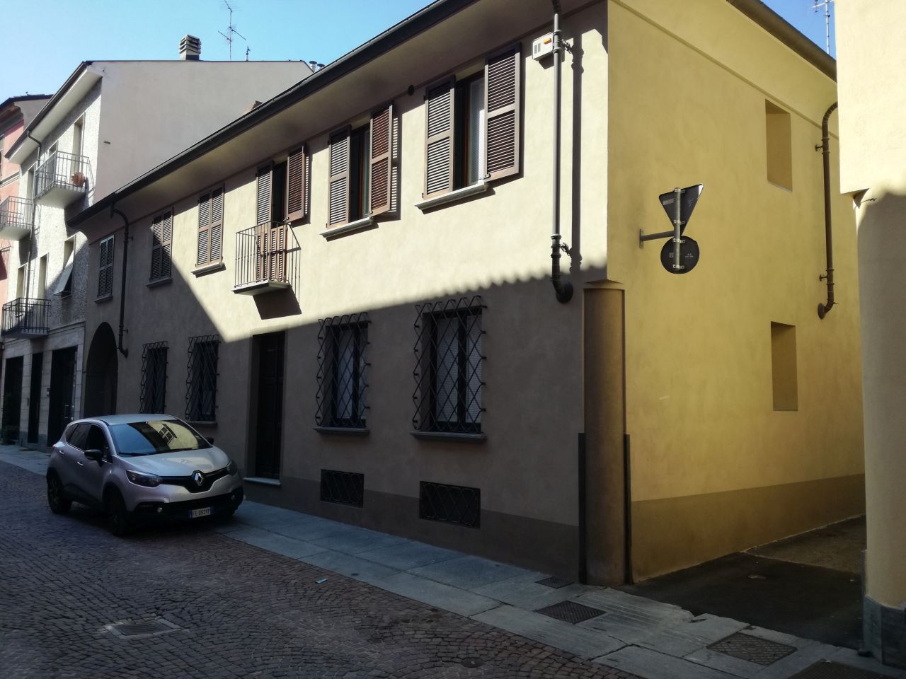 casa in via Vida 13 ang. vicolo Cherasco