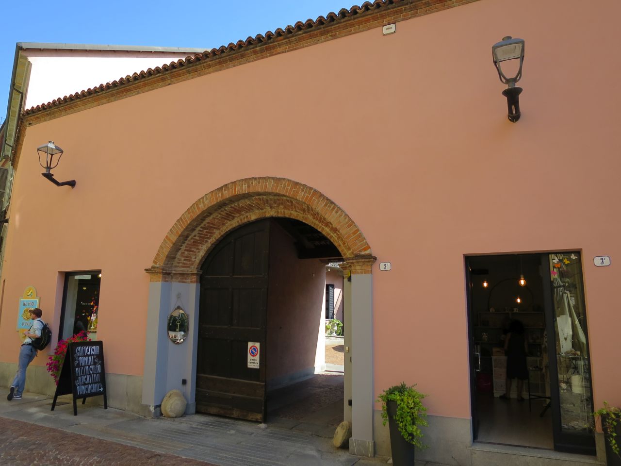 cortina di separazione in via Coppa nr. 3 , B, C