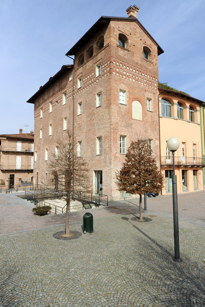 resti del tempio nel foro di Alba Pompeia