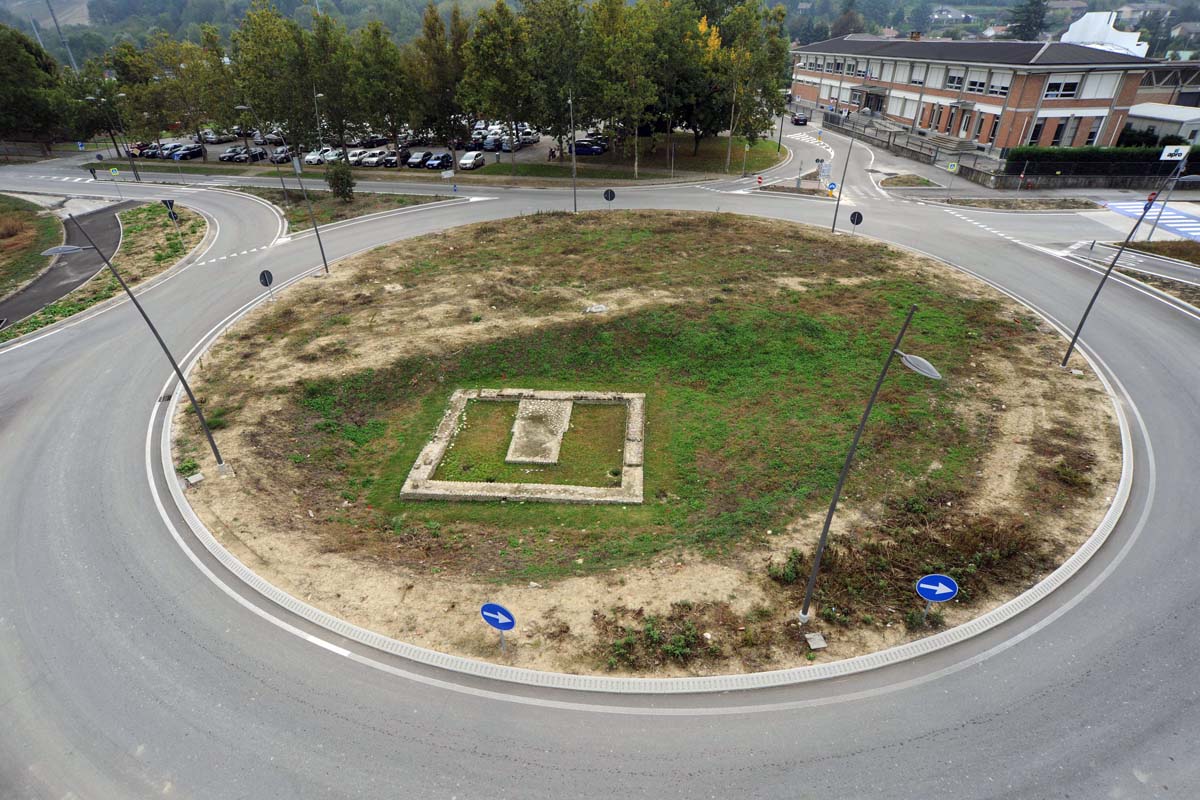 resti della necropoli monumentale extraurbana di Alba Pompeia