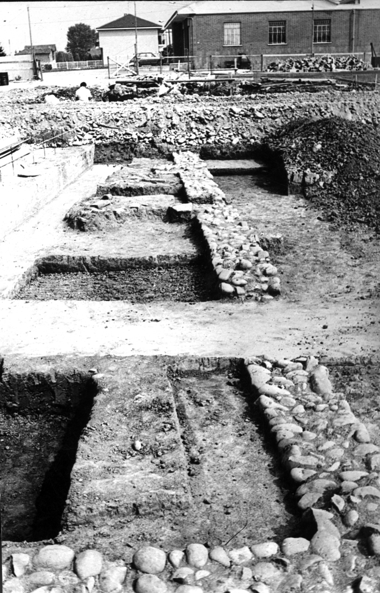 resti di recinti e monumenti funerari di età romana