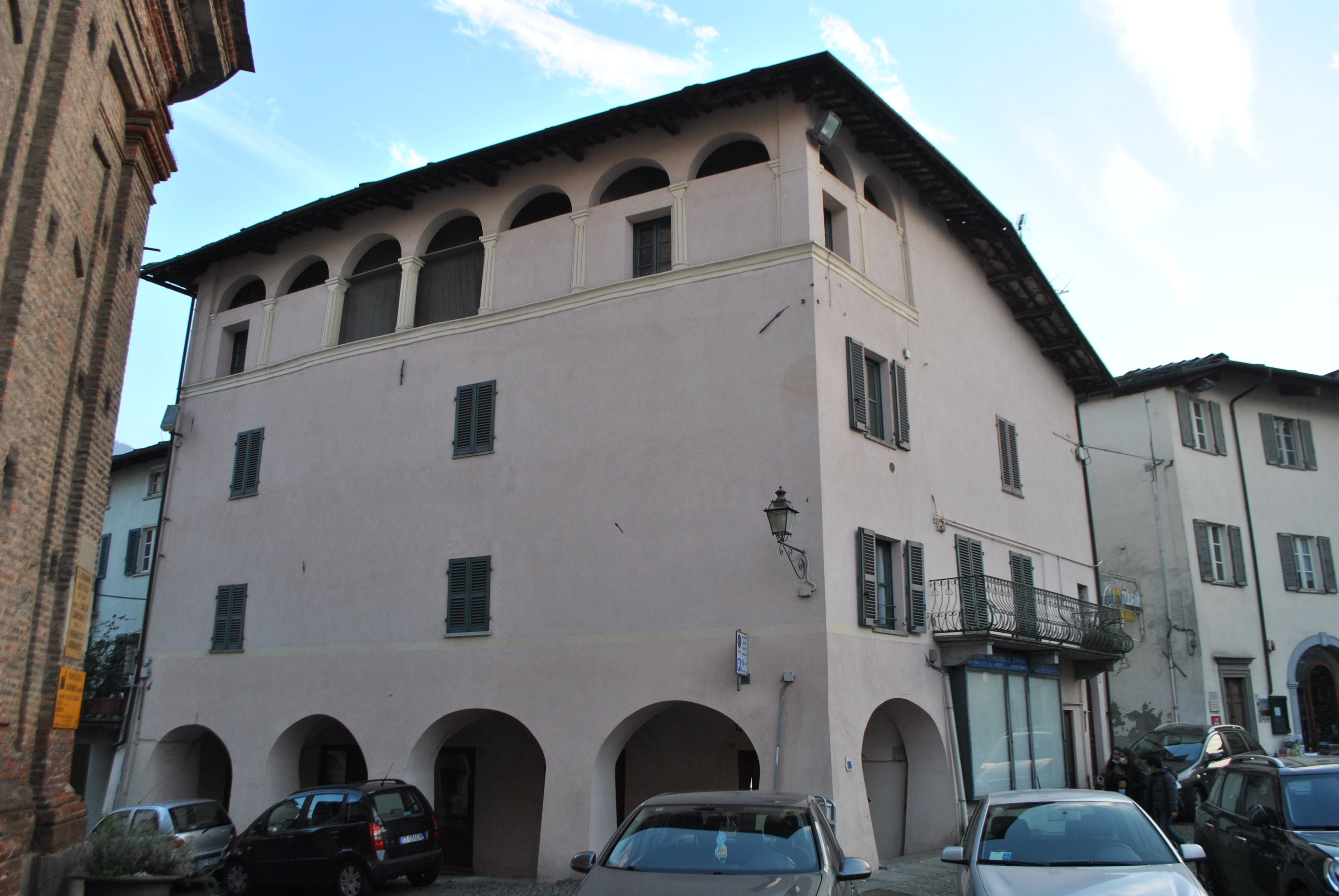 edificio con portici e loggiato