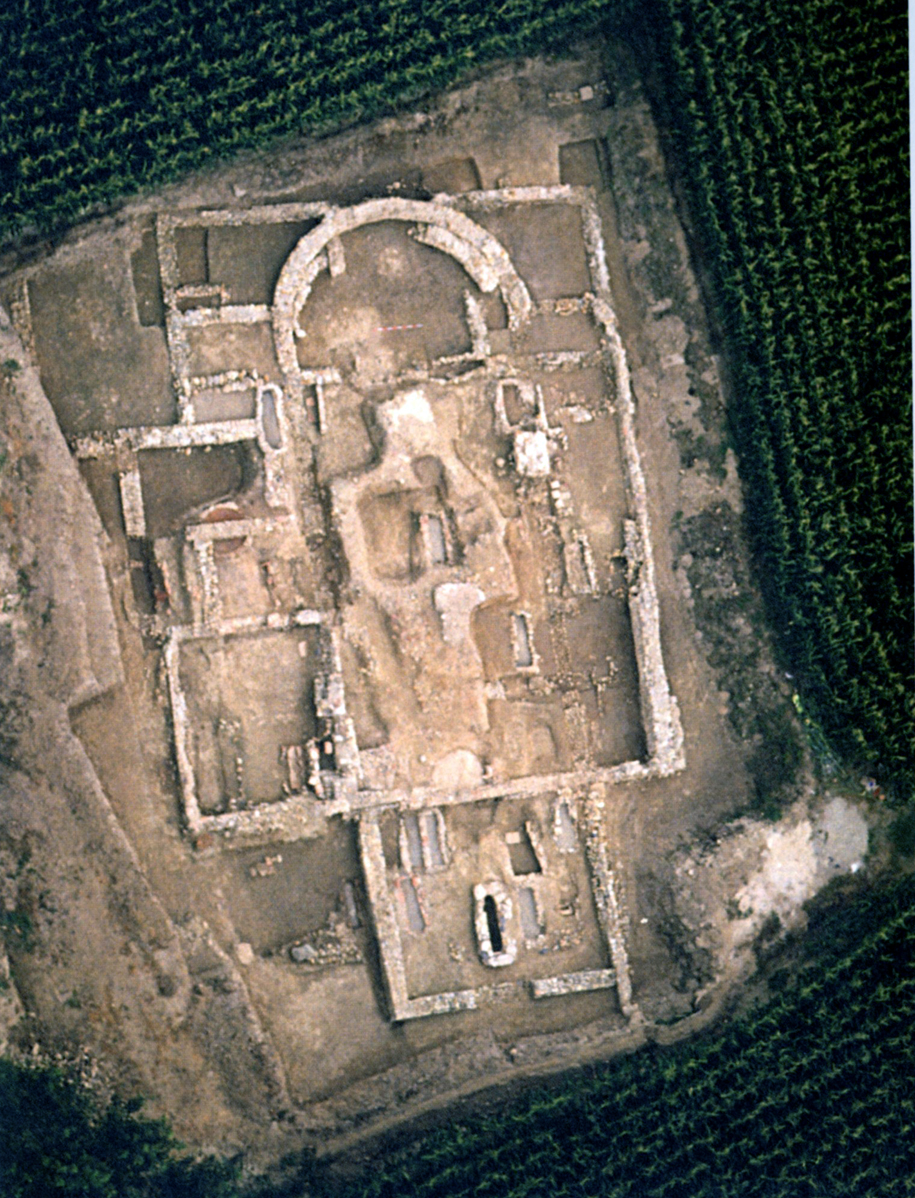 Chiesa cimiteriale e battistero su precedenti strutture romane