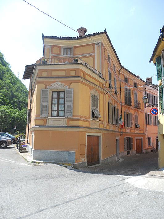 Casa Bria, Via Cavour 104