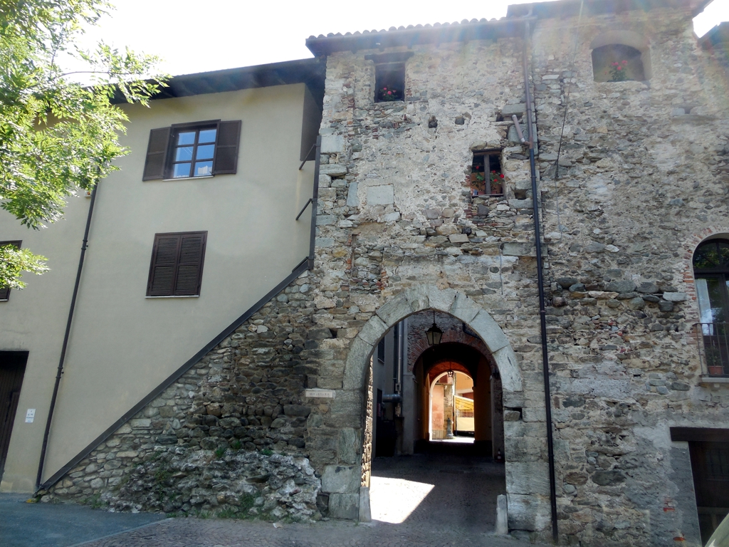 Porta e ballatoio dei Viassolo