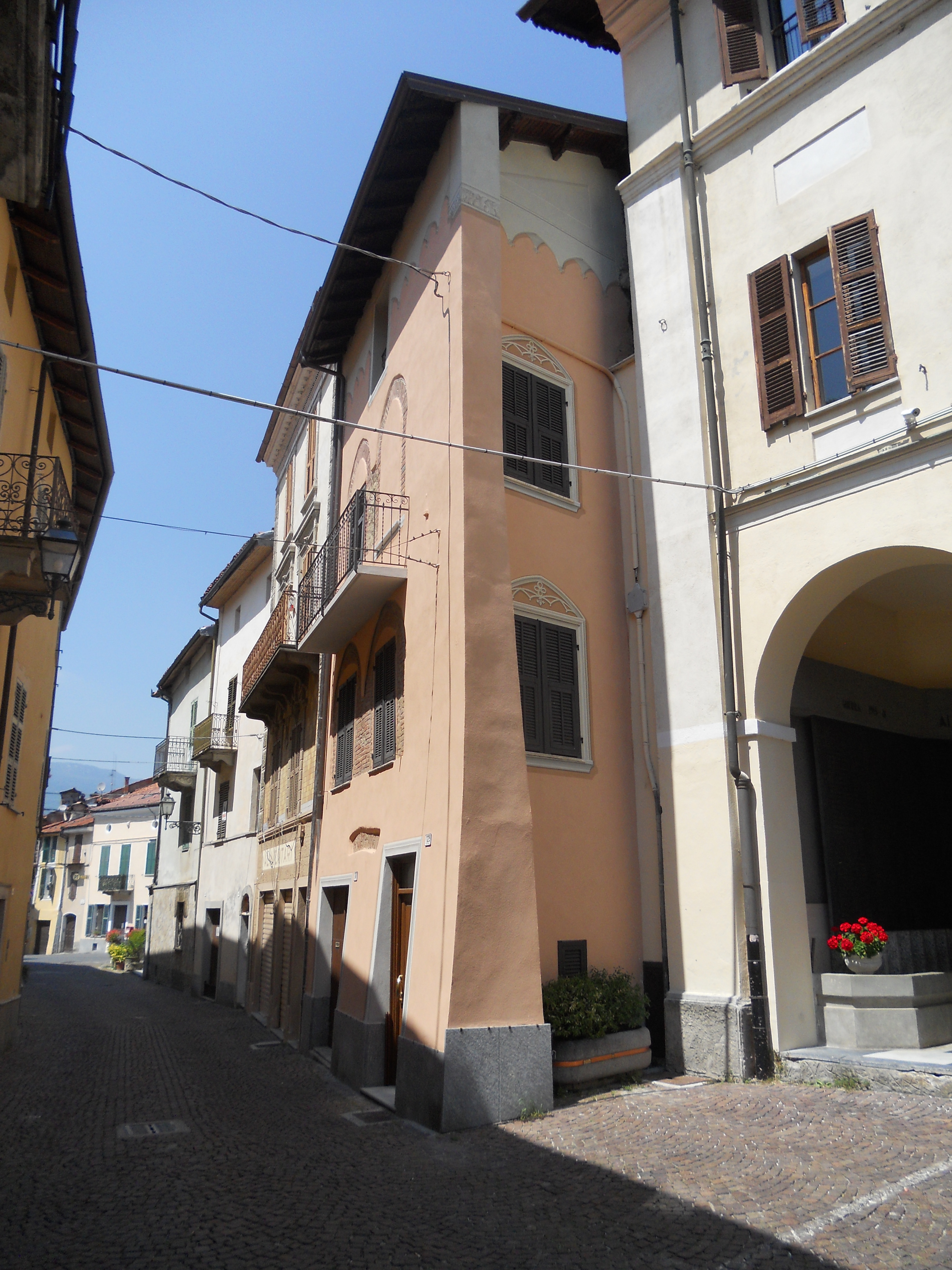 casa, Via Cavour 127-129