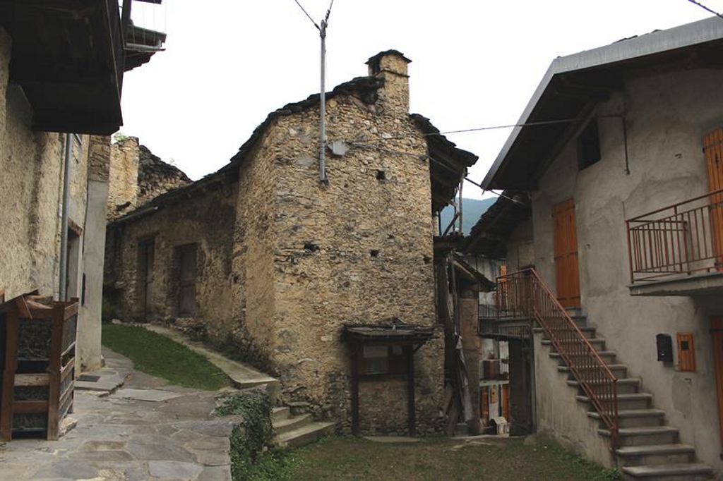 Casa con colonna tonda, con affreschi