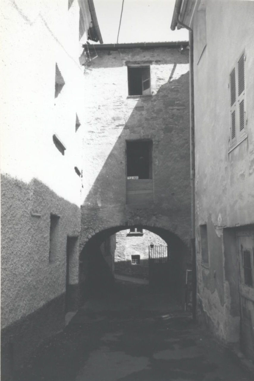 Casa con passaggio pedonale