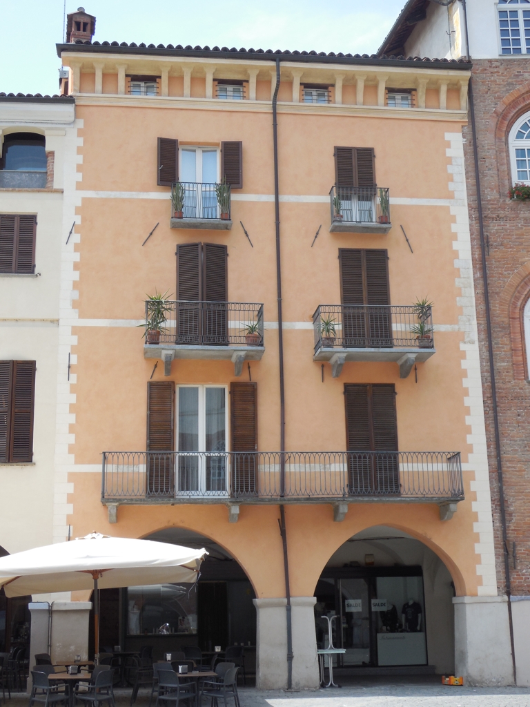 Casa in Piazza Santarosa 17, 18, 19