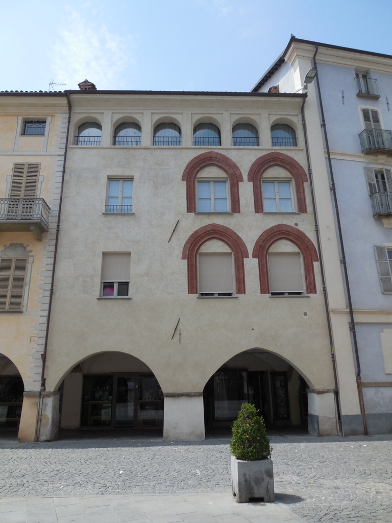Casa in Piazza Santarosa 23, 24, 25