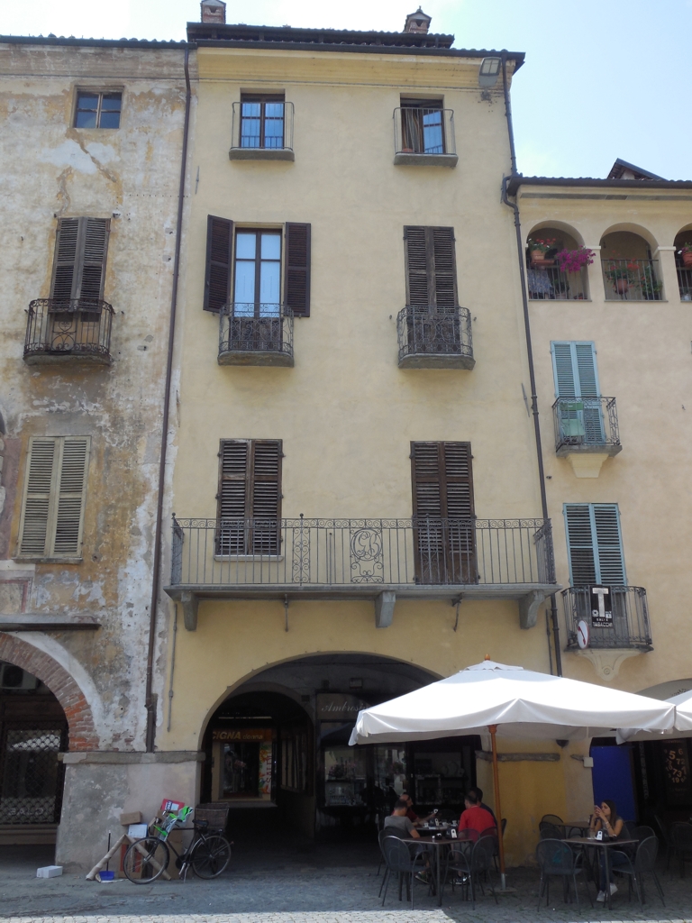Casa in Piazza Santarosa 31, 32