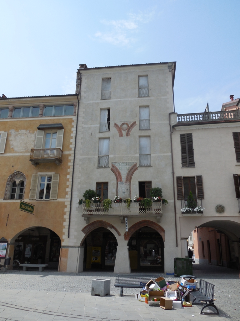 Casa in Piazza Santarosa, 10, 11
