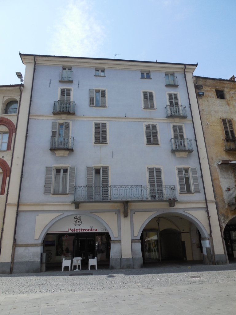Casa in Piazza Santarosa, 26, 27, 28