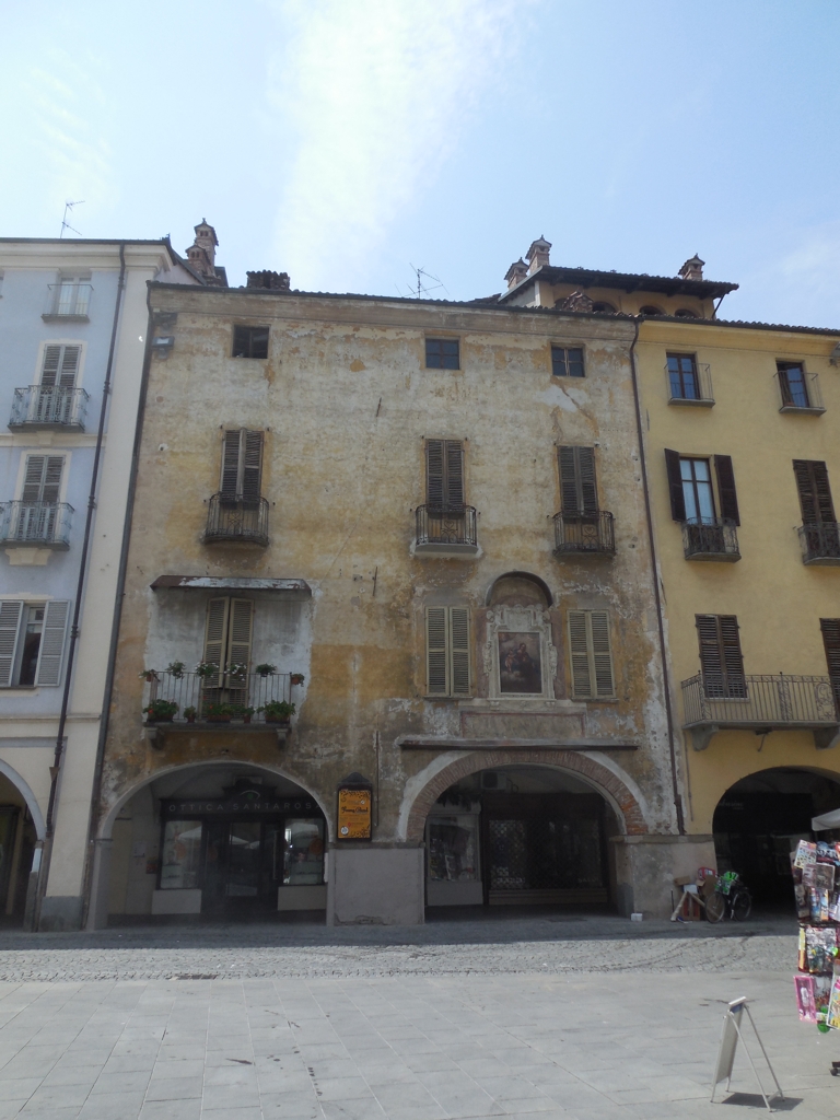 Casa in Piazza Santarosa, 29, 30