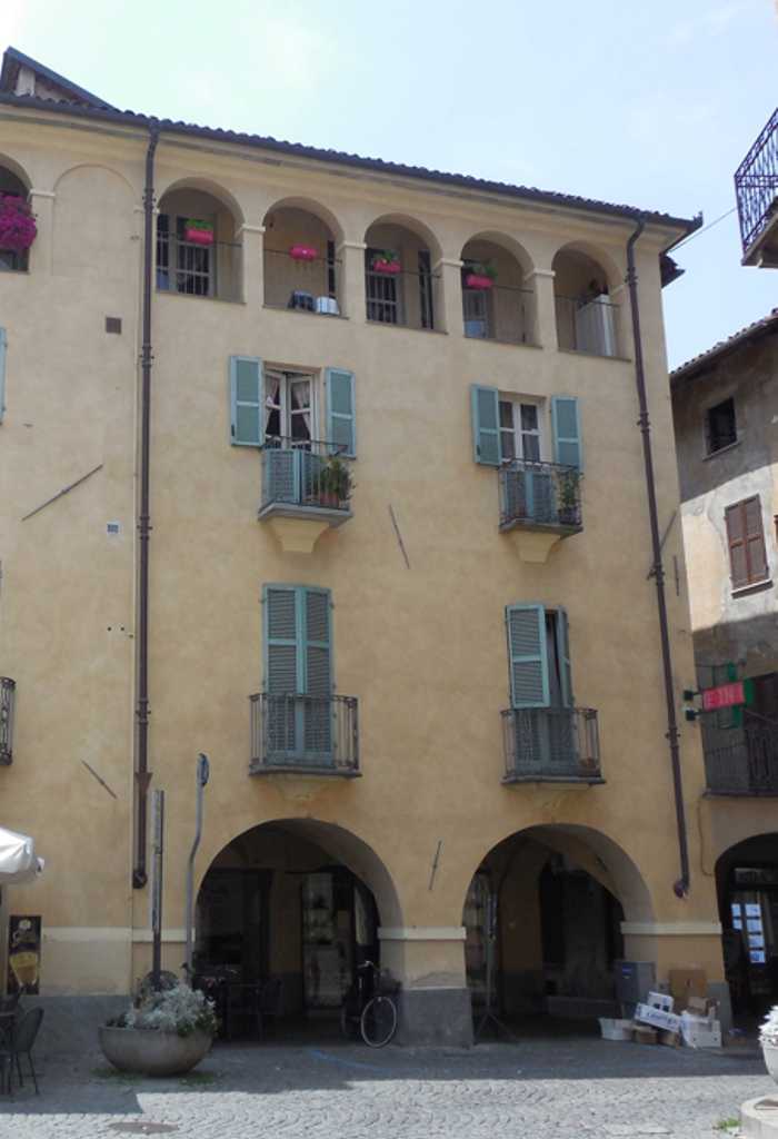 Casa in Piazza Santarosa, 35, 36