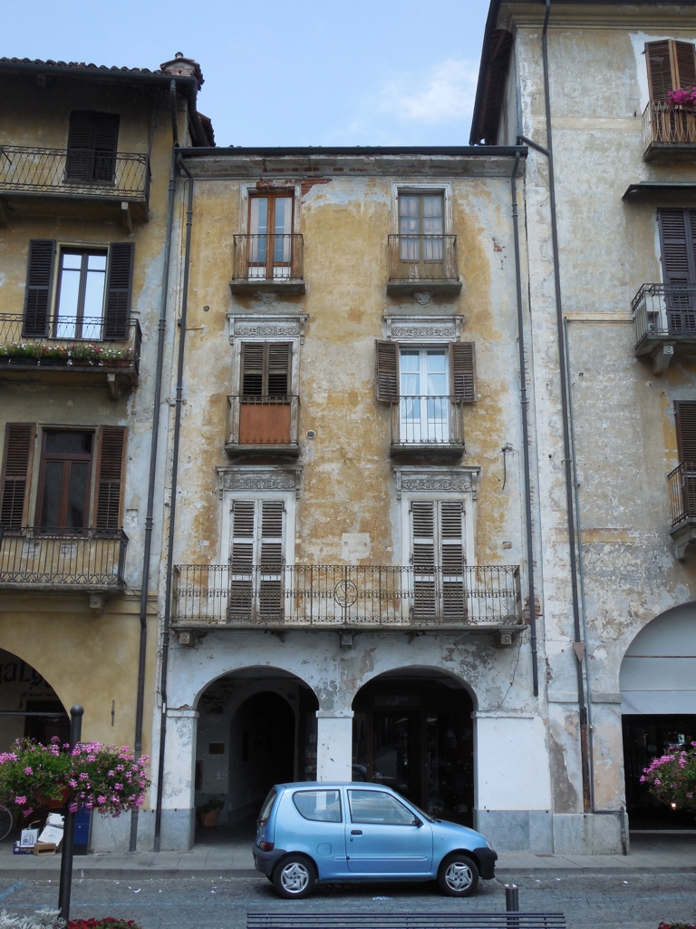 Casa in Piazza Santarosa, 38, 39