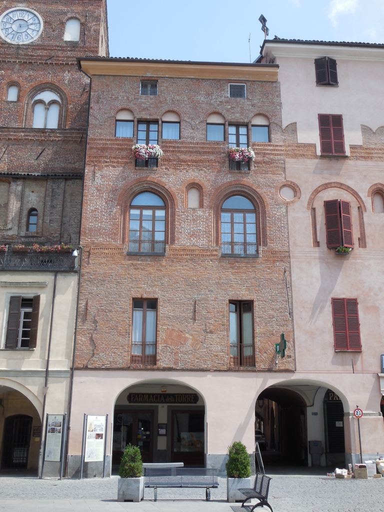 Casa in Piazza Santarosa, 48, 49