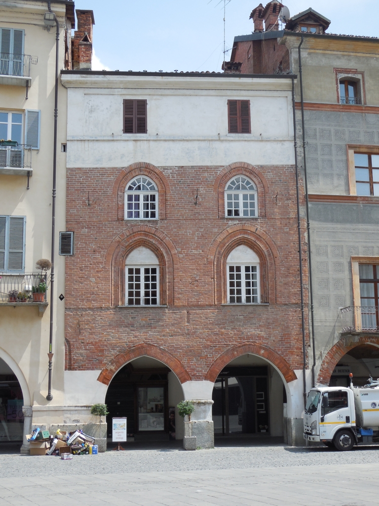 Casa in Piazza Santarosa, 53, 54