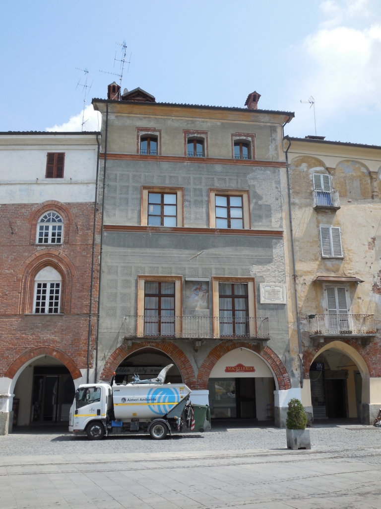 Casa in Piazza Santarosa, 55, 56, 57