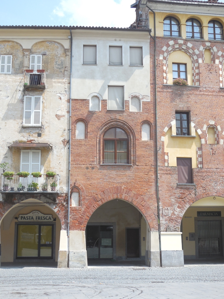 Casa in Piazza Santarosa, 62, 63