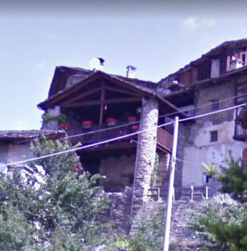 casa con colonne e affresco