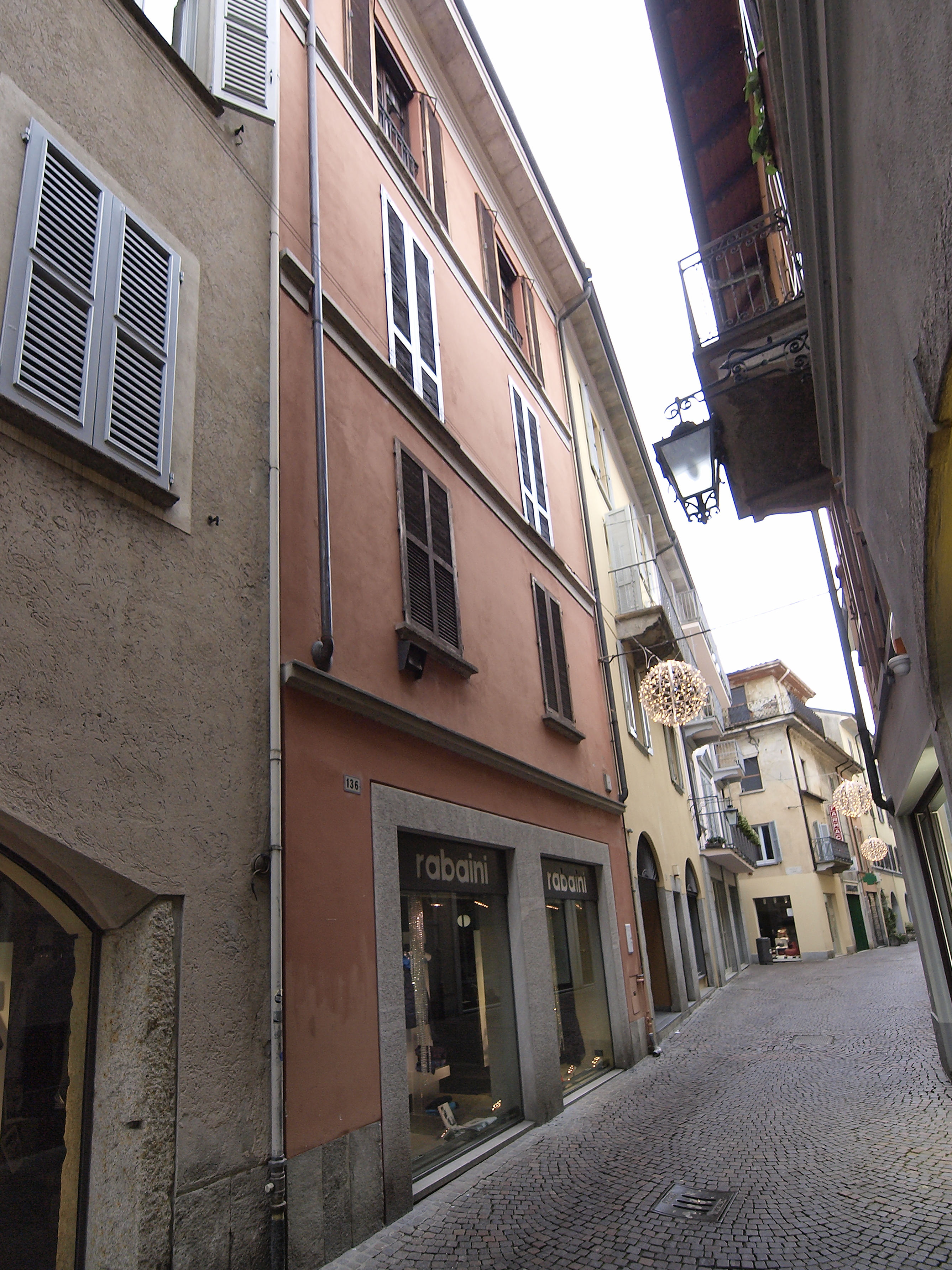 [casa in via Cavour, 136]