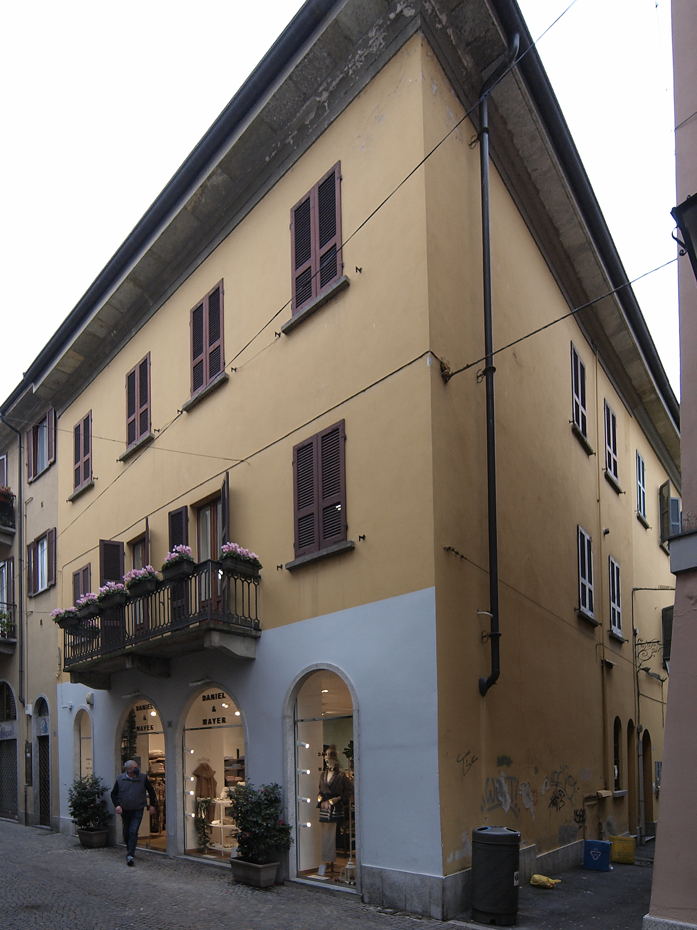 [casa in via Cavour, 28]