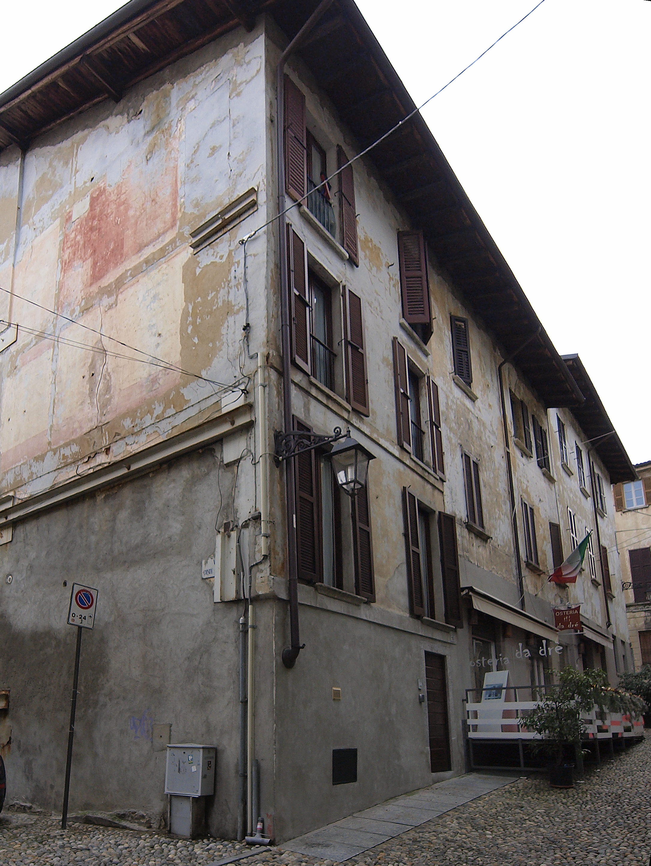 [casa in via Pertossi, 19]