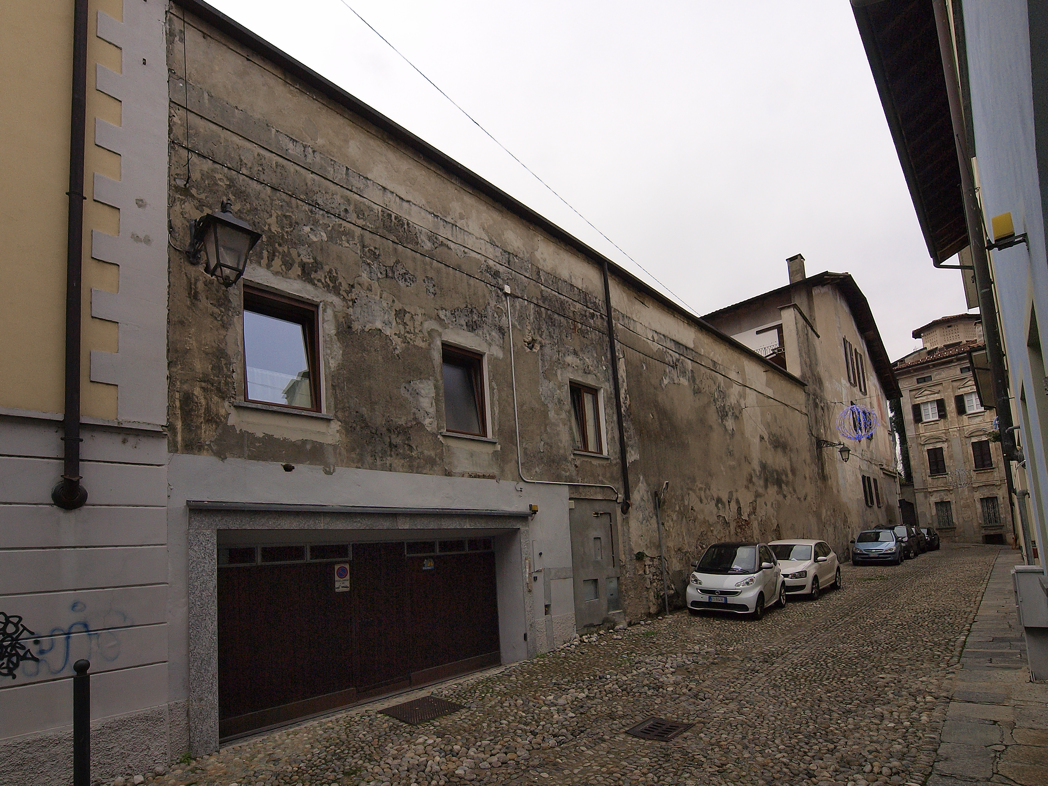 [deposito in via Conte Amizzone]