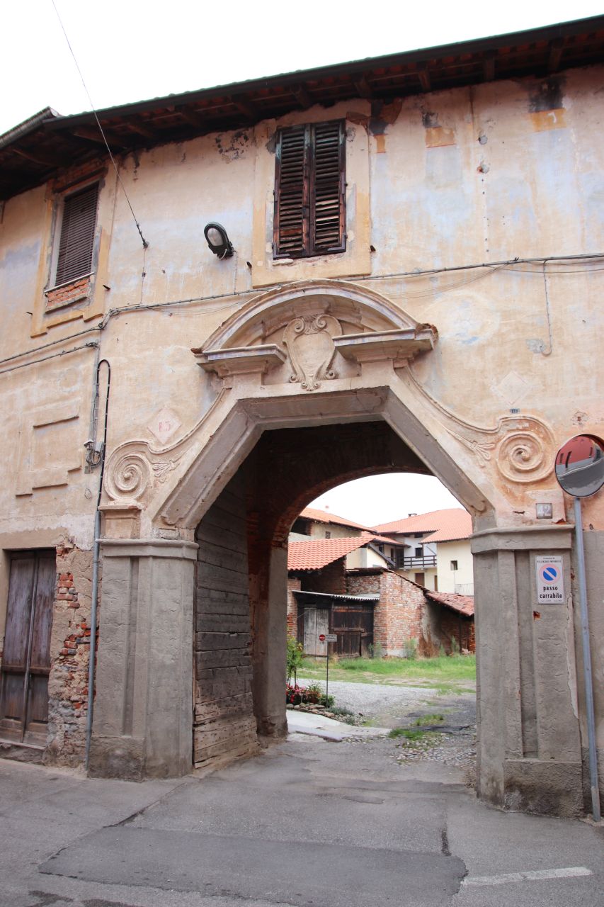 [Palazzo in Via Gramsci, 42]
