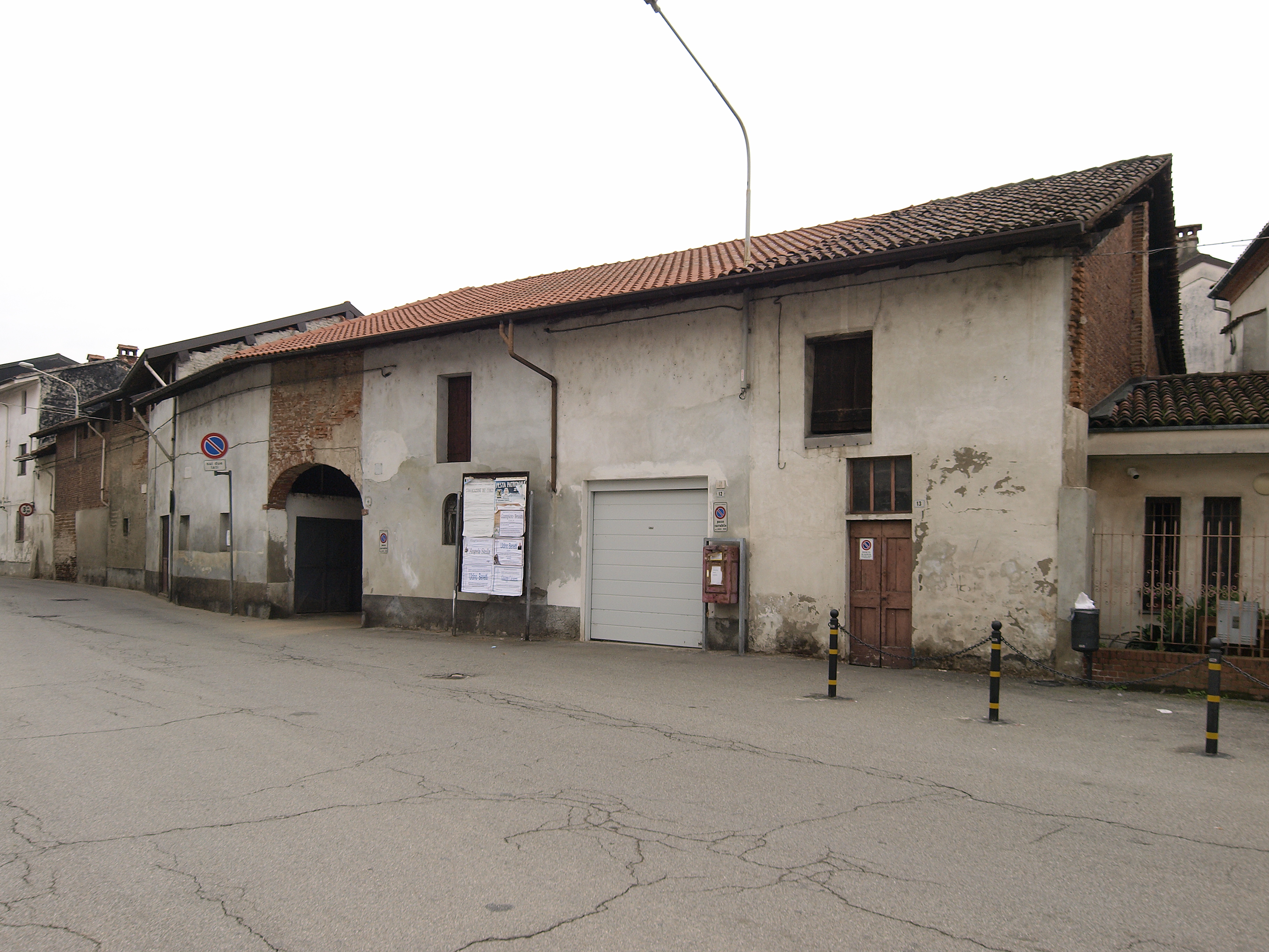 [Cascinale in Piazza Madonna, 11]