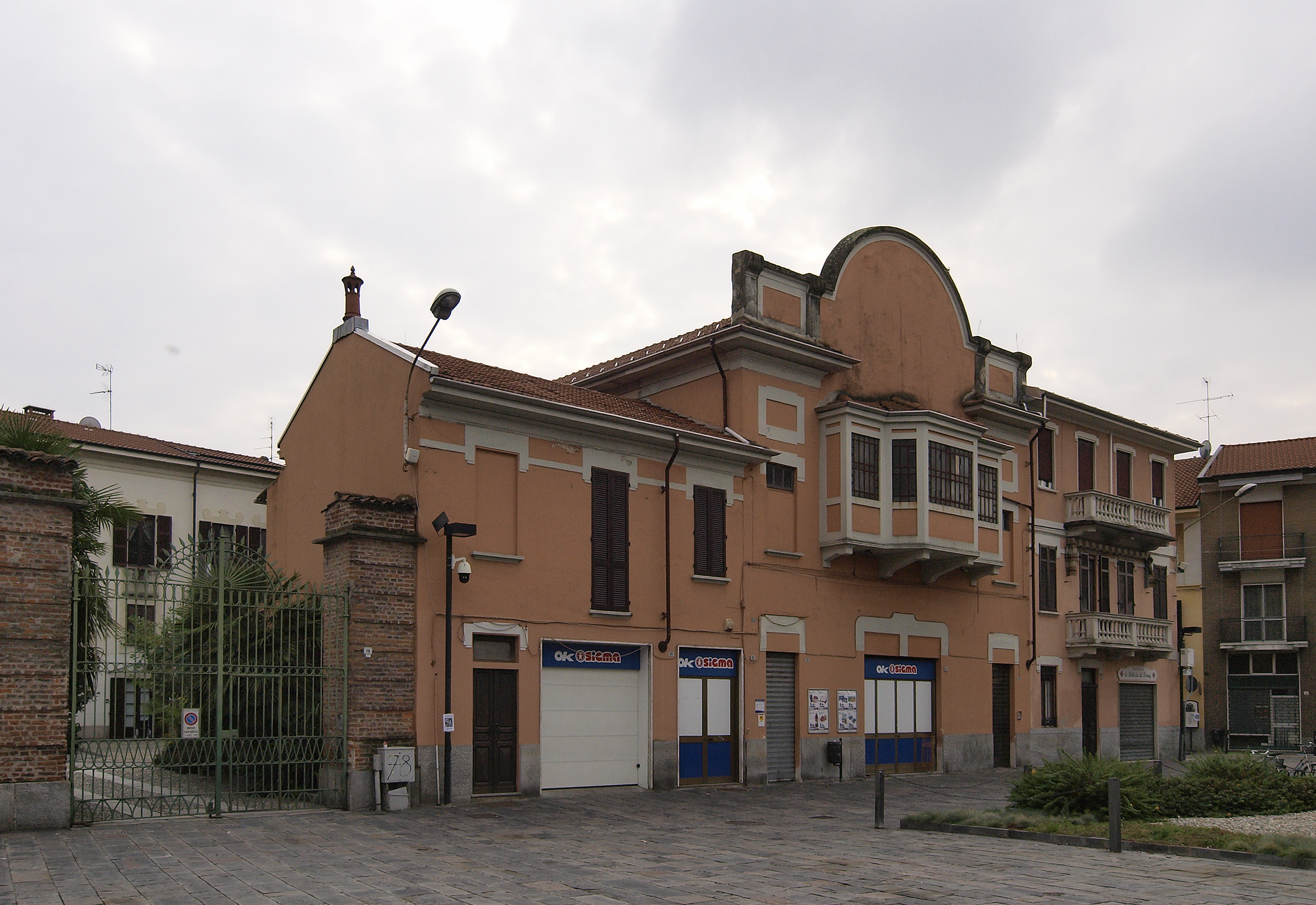 [Ex-cinema in Piazza G.B. Crespi, 19]