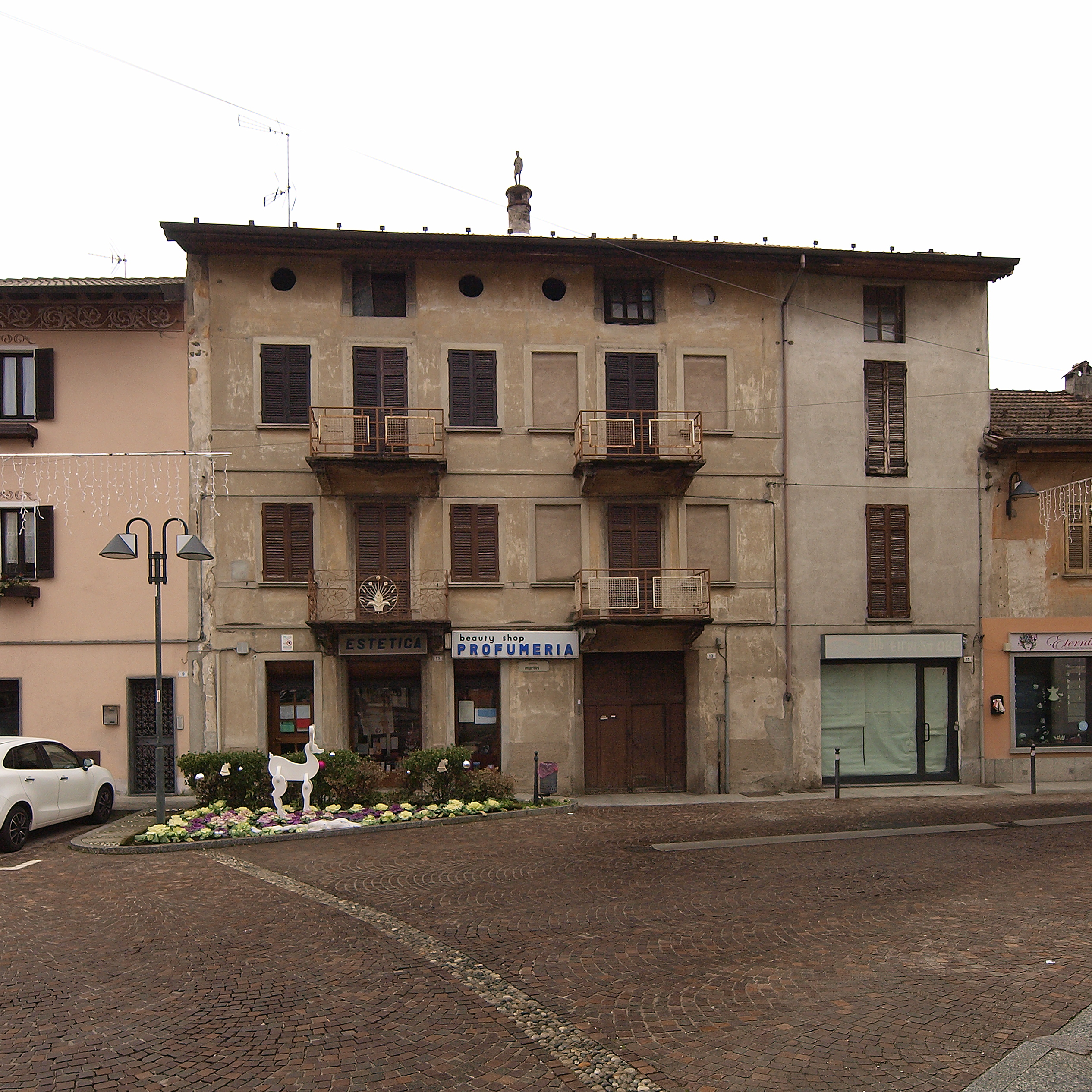 [palazzo in piazza Martiri, 13]