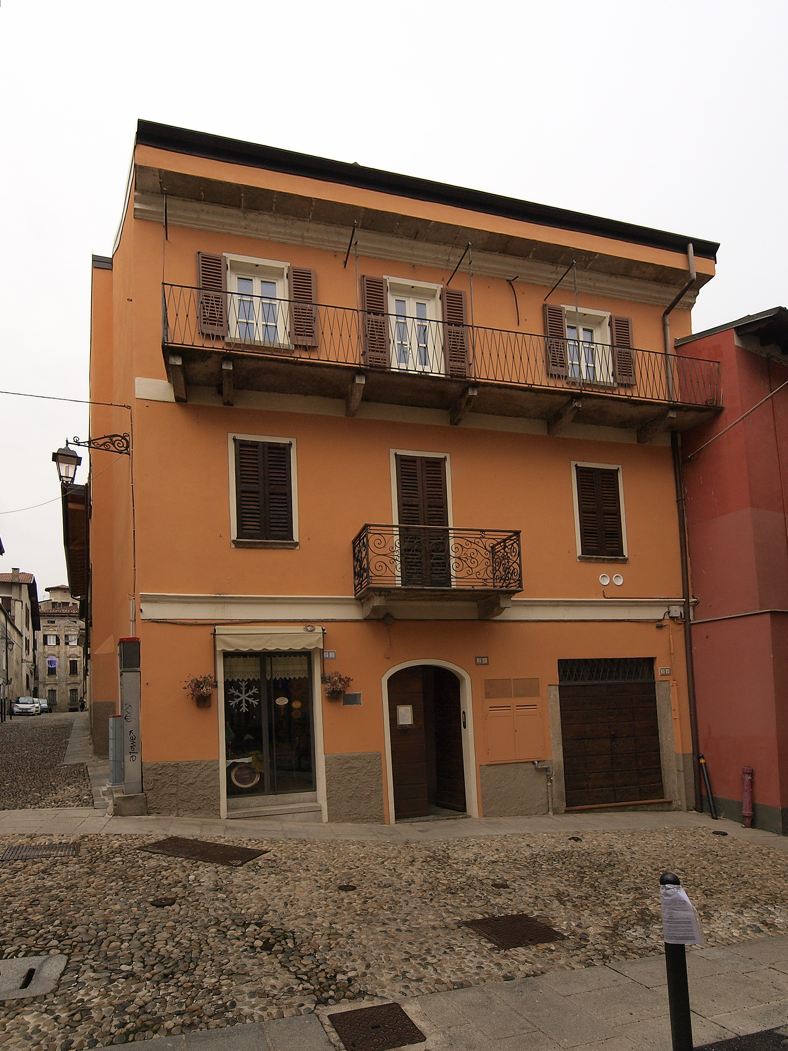 [villa in piazza S.Giuseppe, 9]