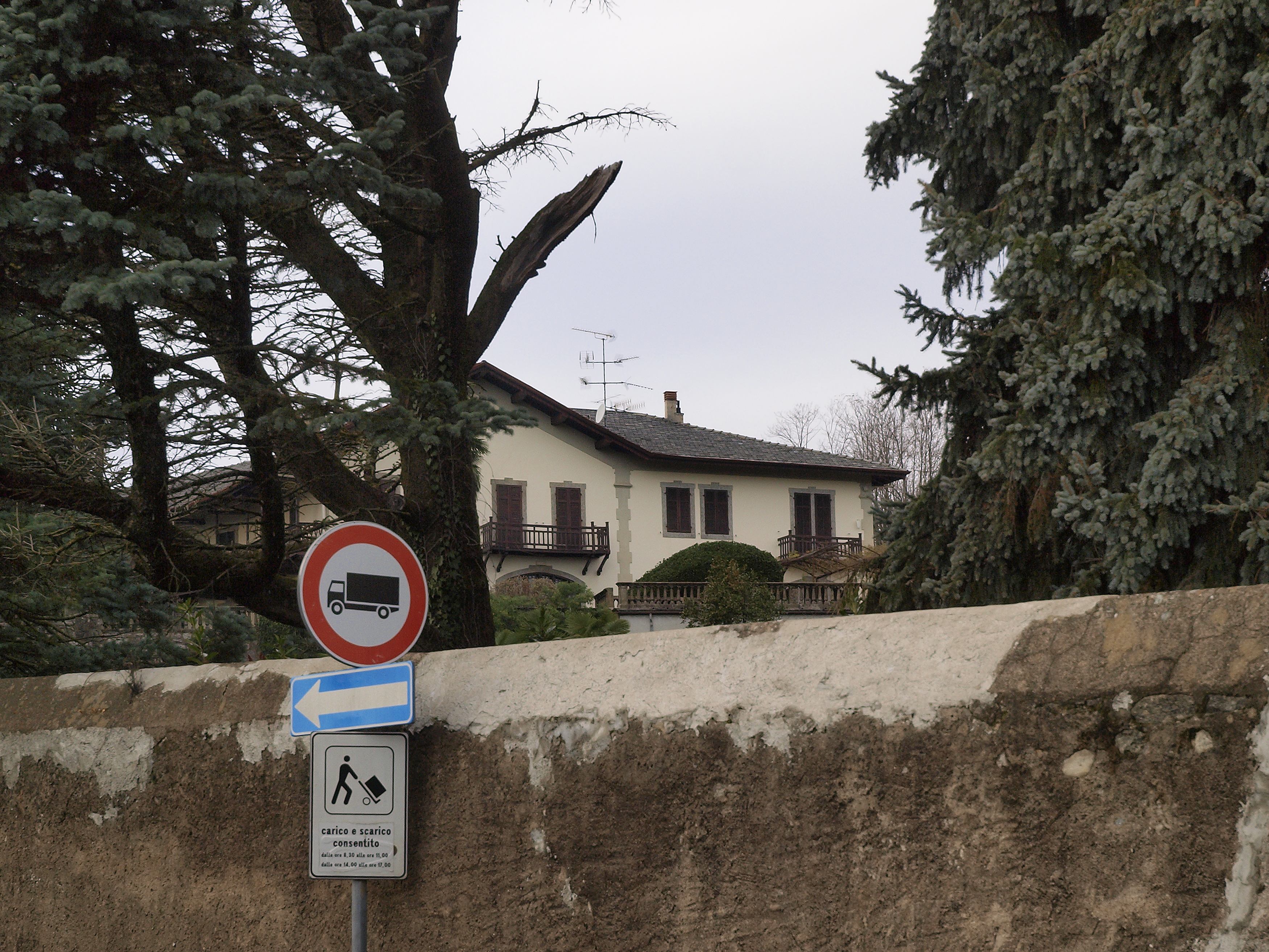[villa in via Curioni]