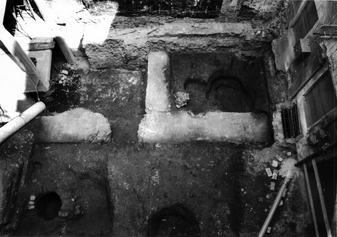 RESTI DI EDIFICIO ROMANO CON STRUTTURE SOVRAPPOSTE DI DIVERSE FASI CRONOLOGICHE