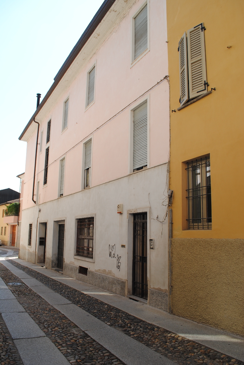 [Caseggiato in via Azario, 4A, 4B, 6]