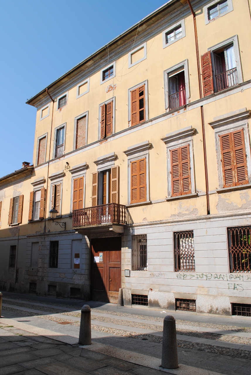 [Caseggiato in via Cesare Magnani Ricotti, 10]