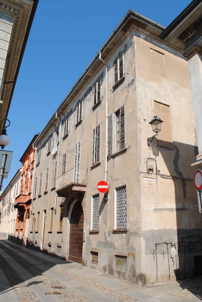 [Caseggiato in via dei Tornielli, 11, 13]