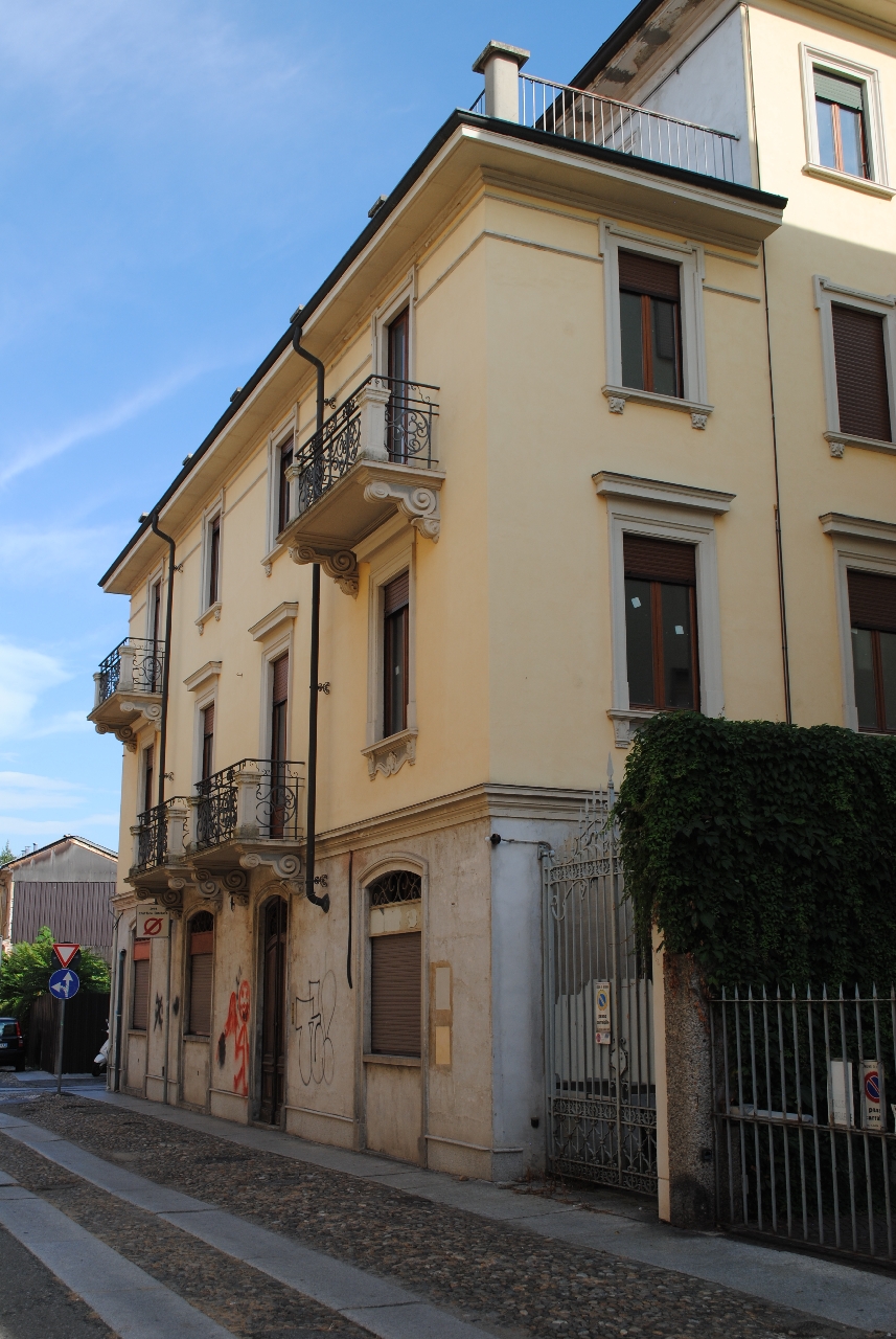 [Palazzina in via Luigi Giulietti, 6]
