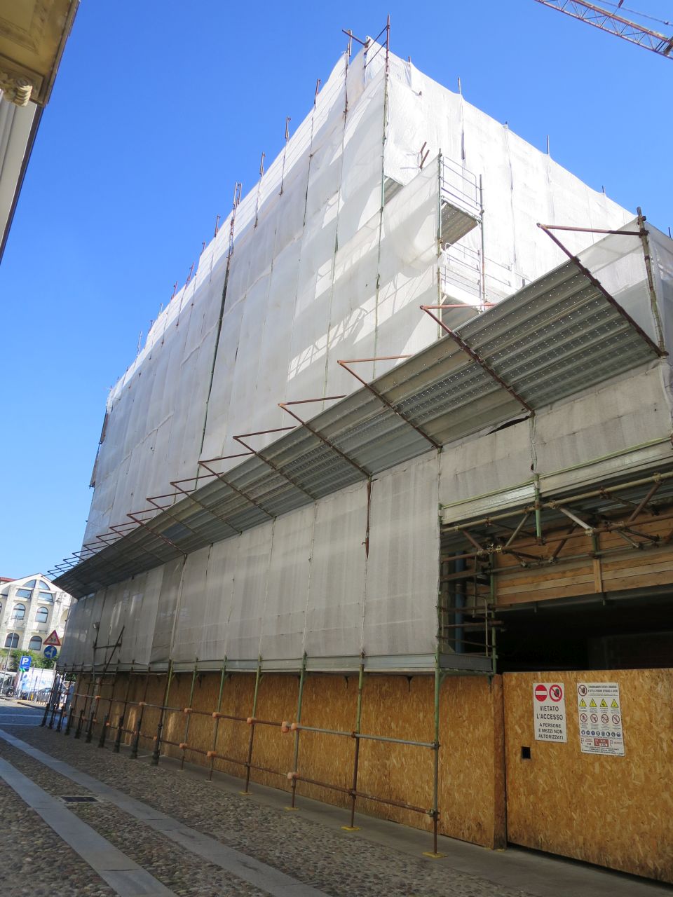 caseggiato in via Perrone 12A, 14, 14A, 14D