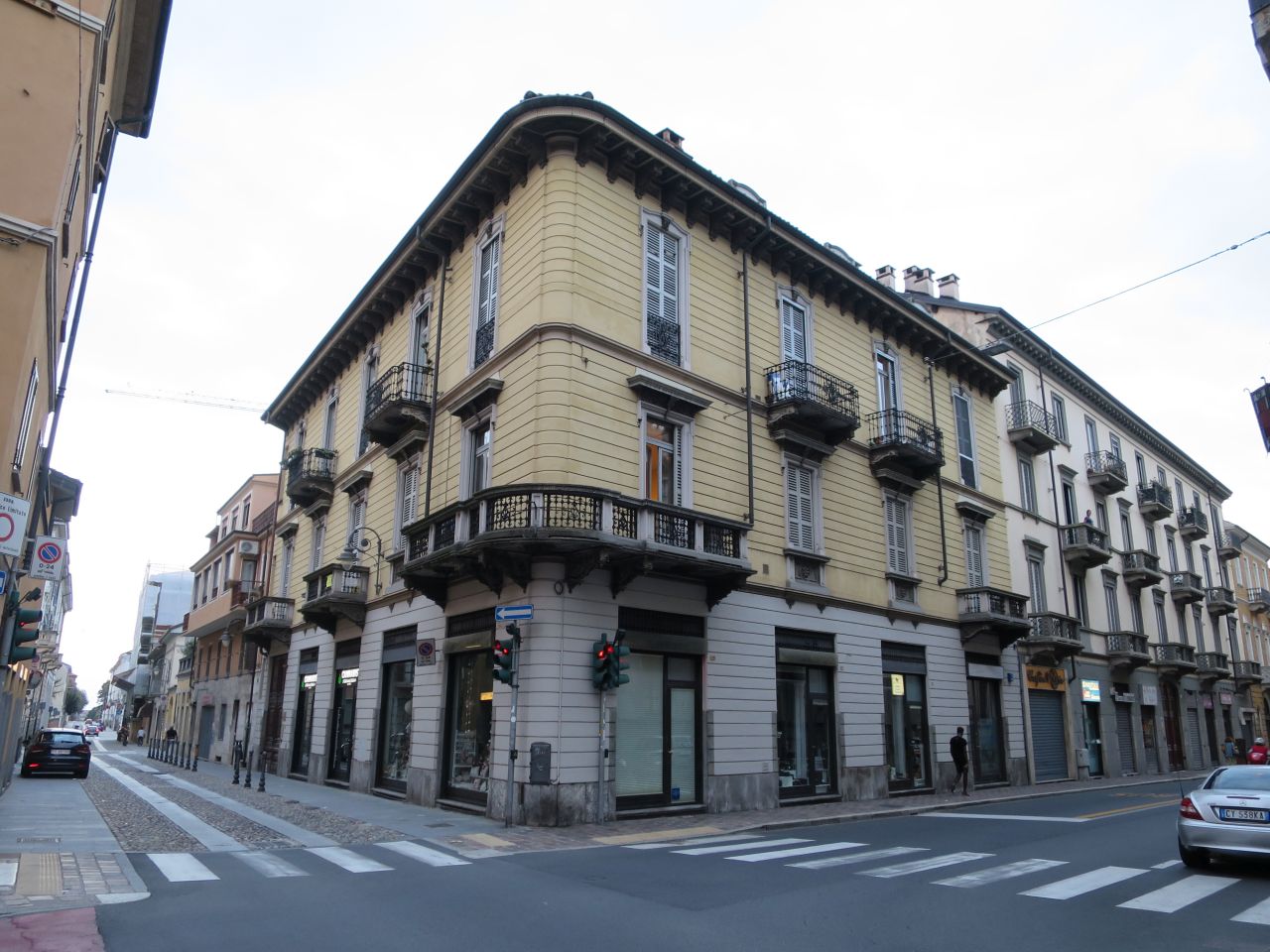 caseggiato in via Perrone 2, 2A