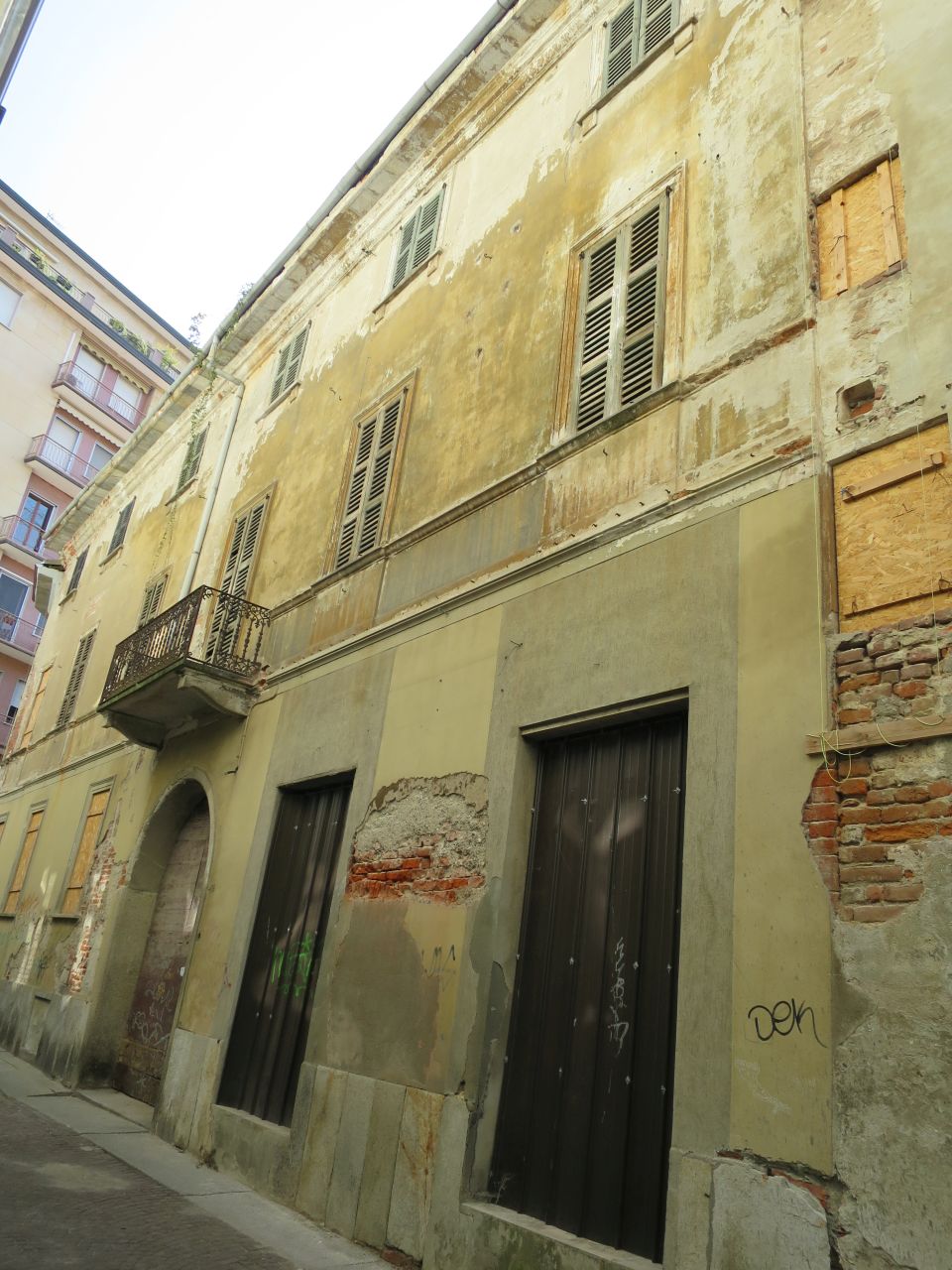 edificio di civile abitazione in via Mario Greppi 12