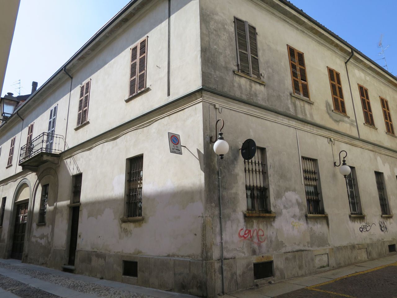 edificio di civile abitazione in via Mario Greppi 16B