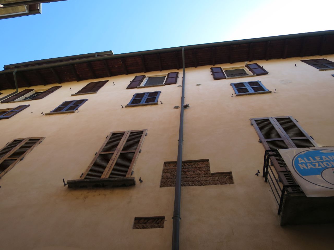 edificio di civile abitazione in vicolo della Caccia 4A, 6, 8