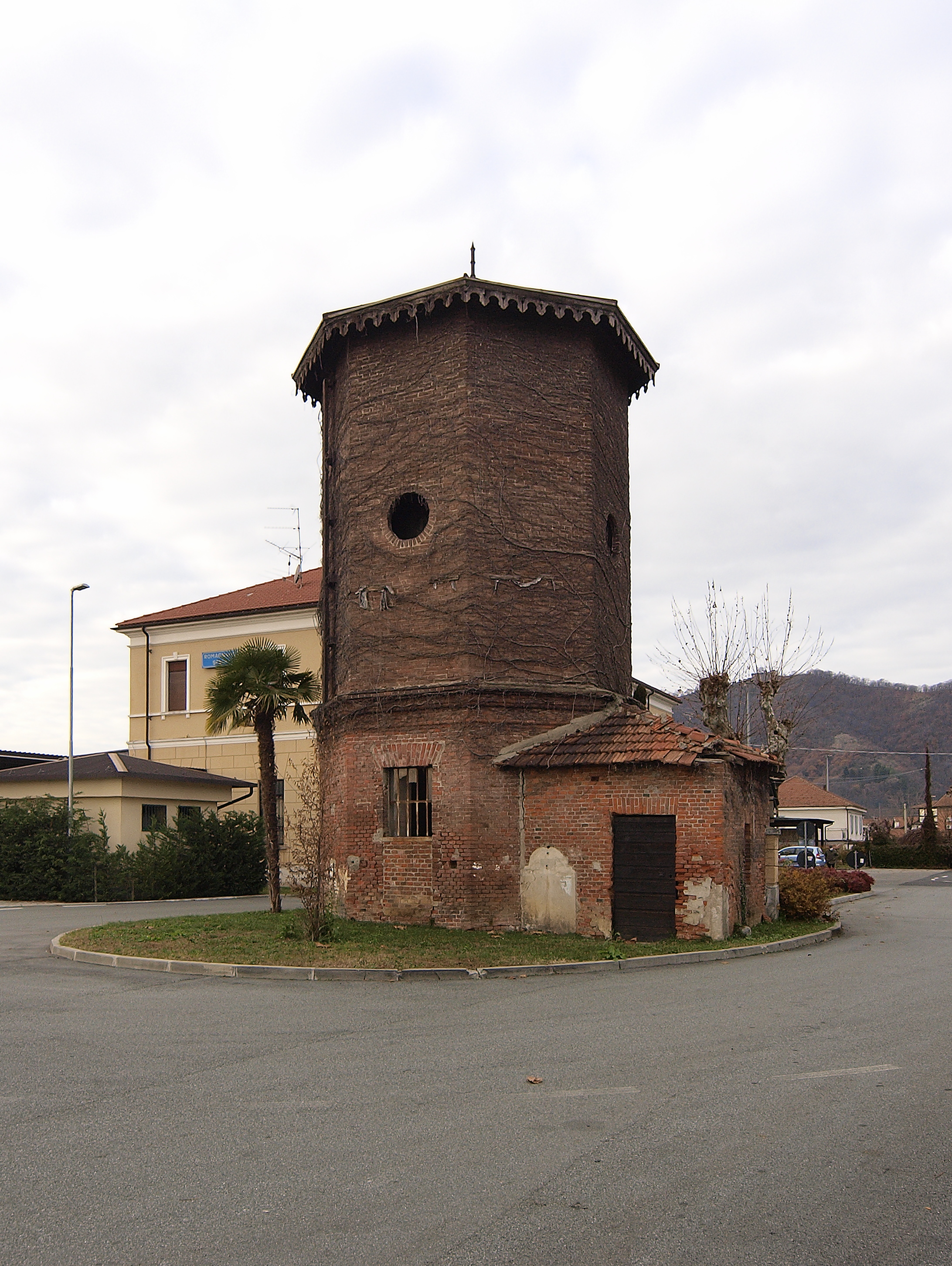 Serbatoio acqua con pozzo