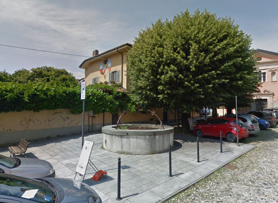 [Pozzo in Piazza Conte Rosso]