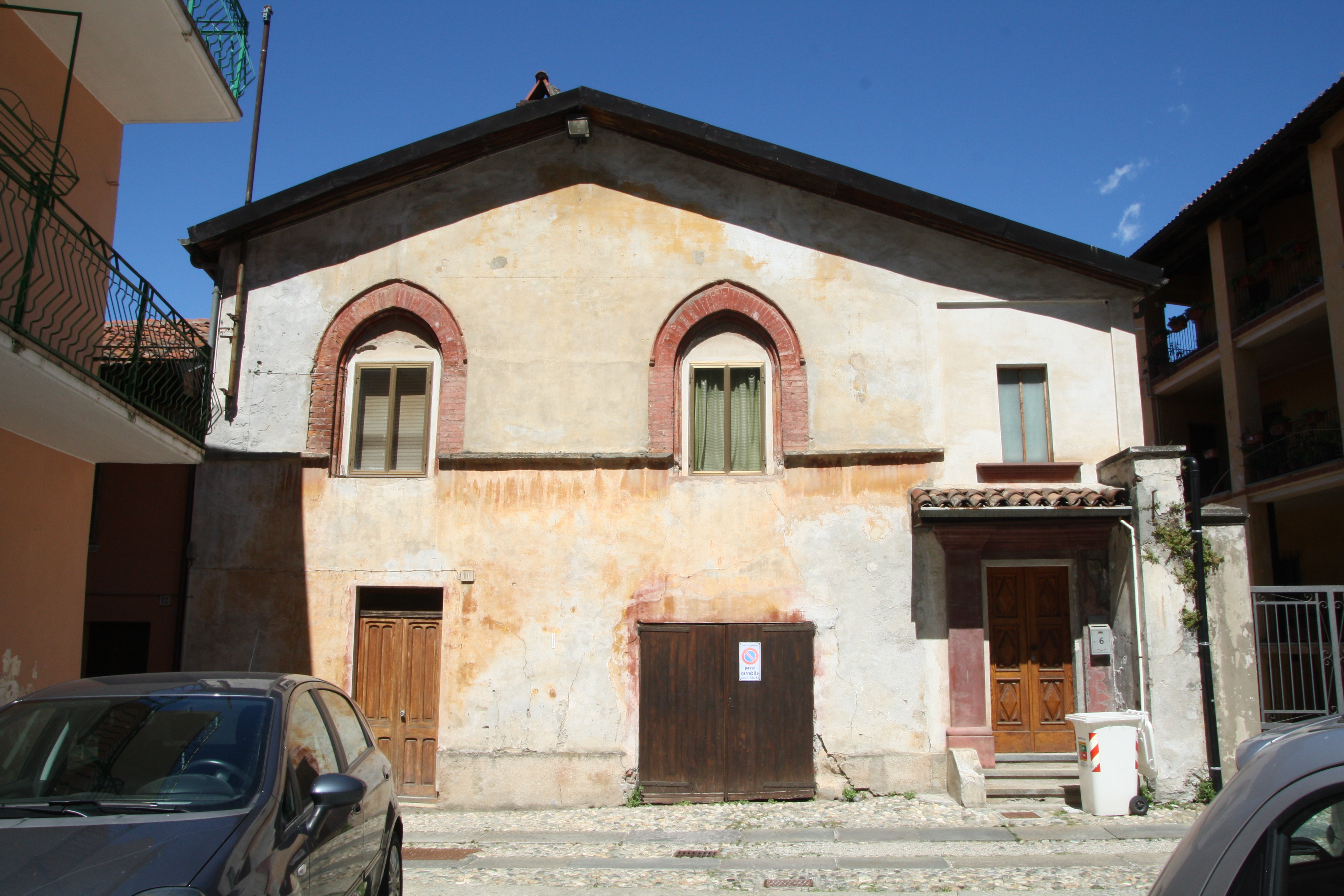 casa con cortile rustico